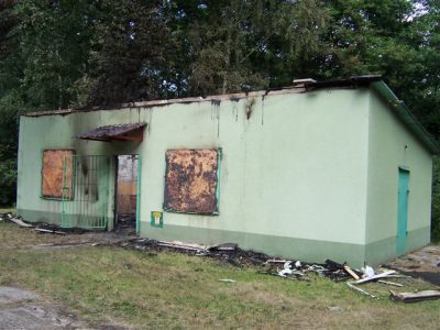 Zniszczony w 2009 roku domek myśliwski