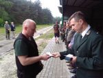 Kol. Paweł Prendota odbiera legitymacje z rąk Łowczego Okręgowego - Fiuk 2016 rok