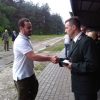 Kol.  Piotr Boryczko odbiera legitymacje z rąk Łowczego Okręgowego - Fiuk 2016 rok