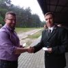 Kol.  Piotr Kupiec odbiera legitymacje z rąk Łowczego Okręgowego - Fiuk 2016 rok