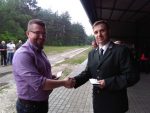 Kol.  Piotr Kupiec odbiera legitymacje z rąk Łowczego Okręgowego - Fiuk 2016 rok
