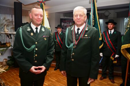 Wyróżniony kol. Janusz Onak wraz z Prezesem Koła kol. Dominikiem Rzepeckim