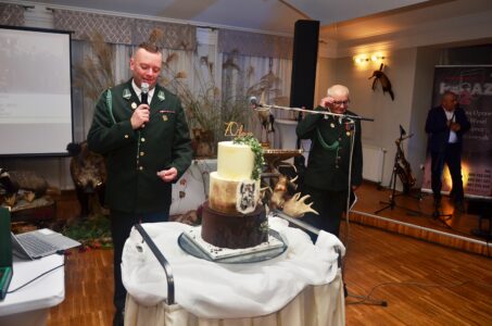 Okolicznościowy tort symbolicznie przekraja Prezes Koła